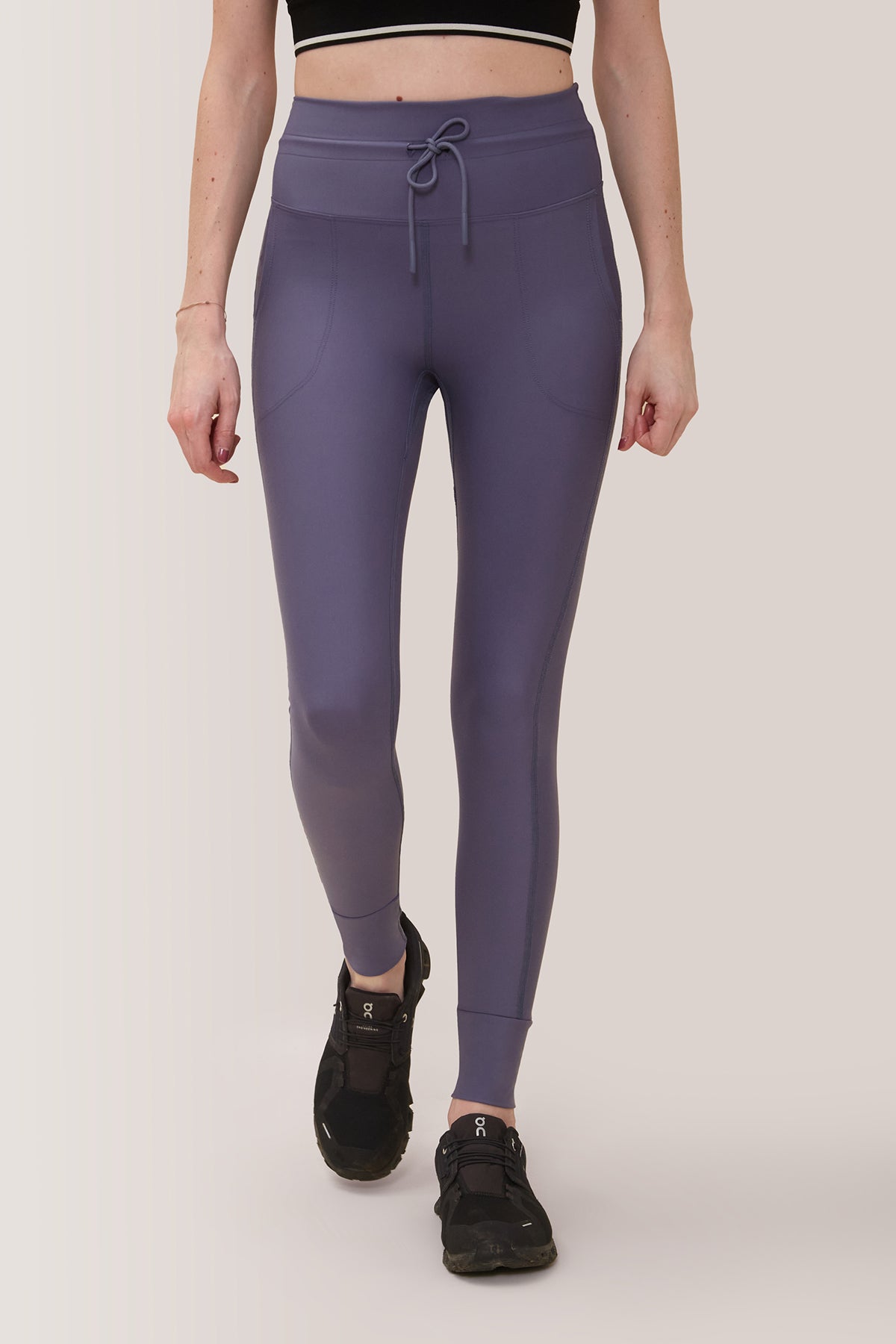 Femme qui porte le legging avec pochettes Stay Flex de Rose Boreal./ Women wearing the Stay Flex Legging with Pockets from Rose Boreal. - Grisaille