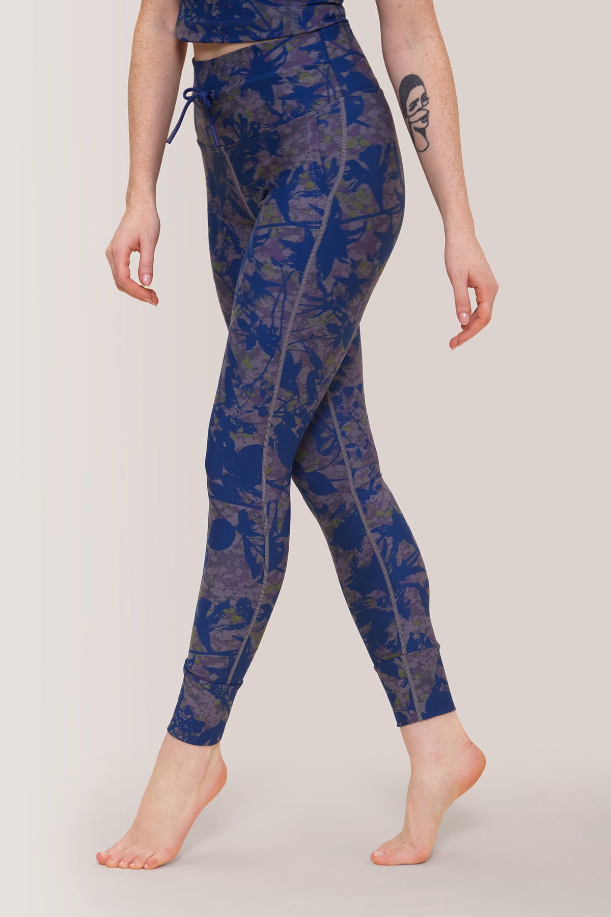 Femme qui porte le legging avec pochettes Stay Flex de Rose Boreal./ Women wearing the Stay Flex Legging with Pockets from Rose Boreal. - Ice Orchid / Orchidee de Glace