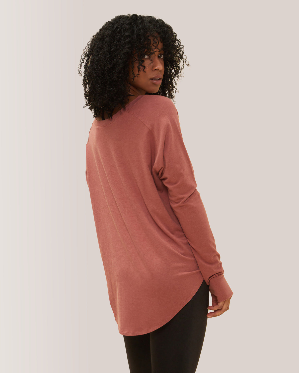 Femme qui porte le chandail à manche longue Cozy de Rose Boreal./ Women wearing the Cozy Long Sleeve Shirt by Rose Boreal. -Dahlia