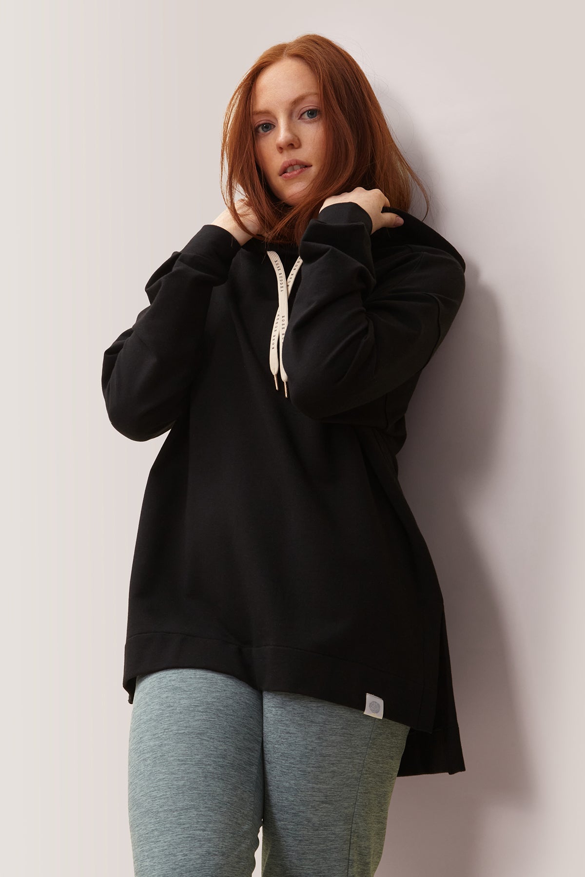 Femme qui porte le chandail Chill out de Rose Boreal./ Women wearing the Chill Out Hoodie by Rose Boreal. -Total Eclipse