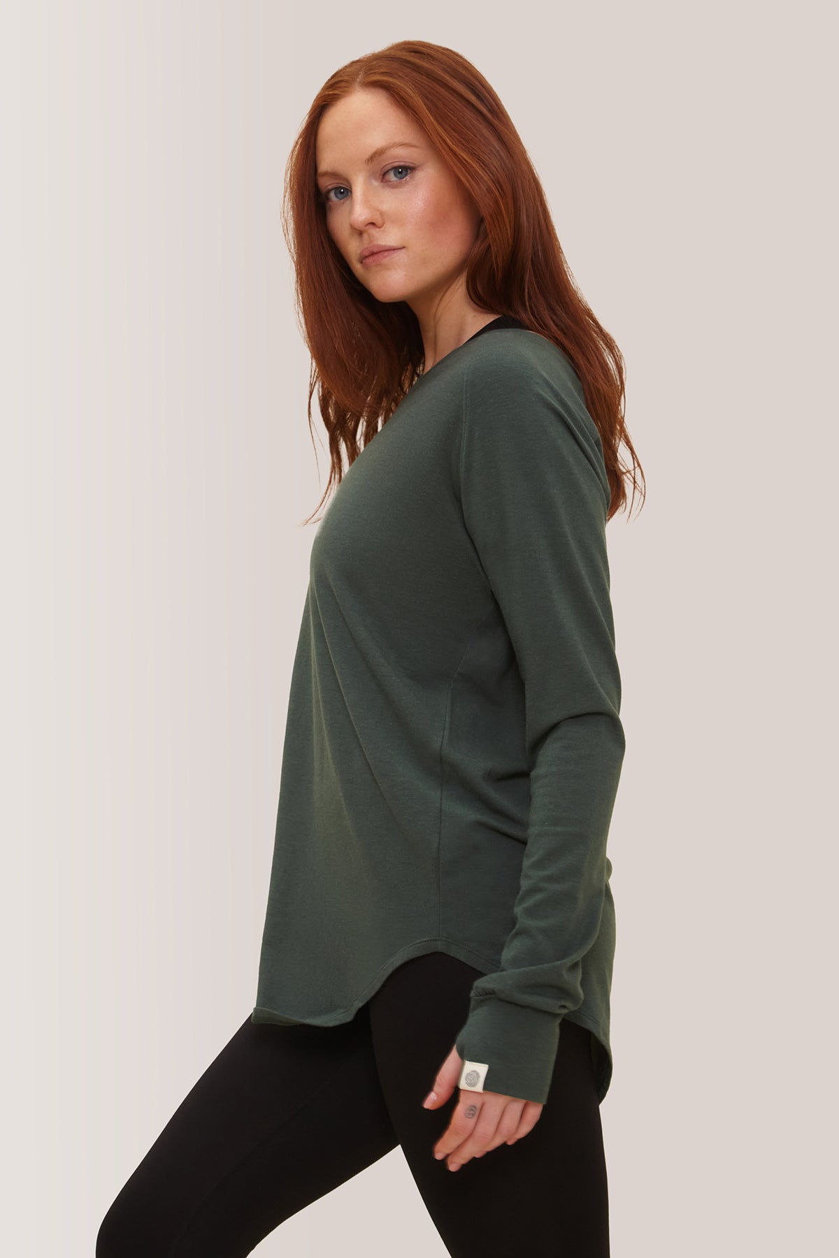Femme qui porte le chandail à manche longue Cozy de Rose Boreal./ Women wearing the Cozy Long Sleeve Shirt by Rose Boreal. -Pine