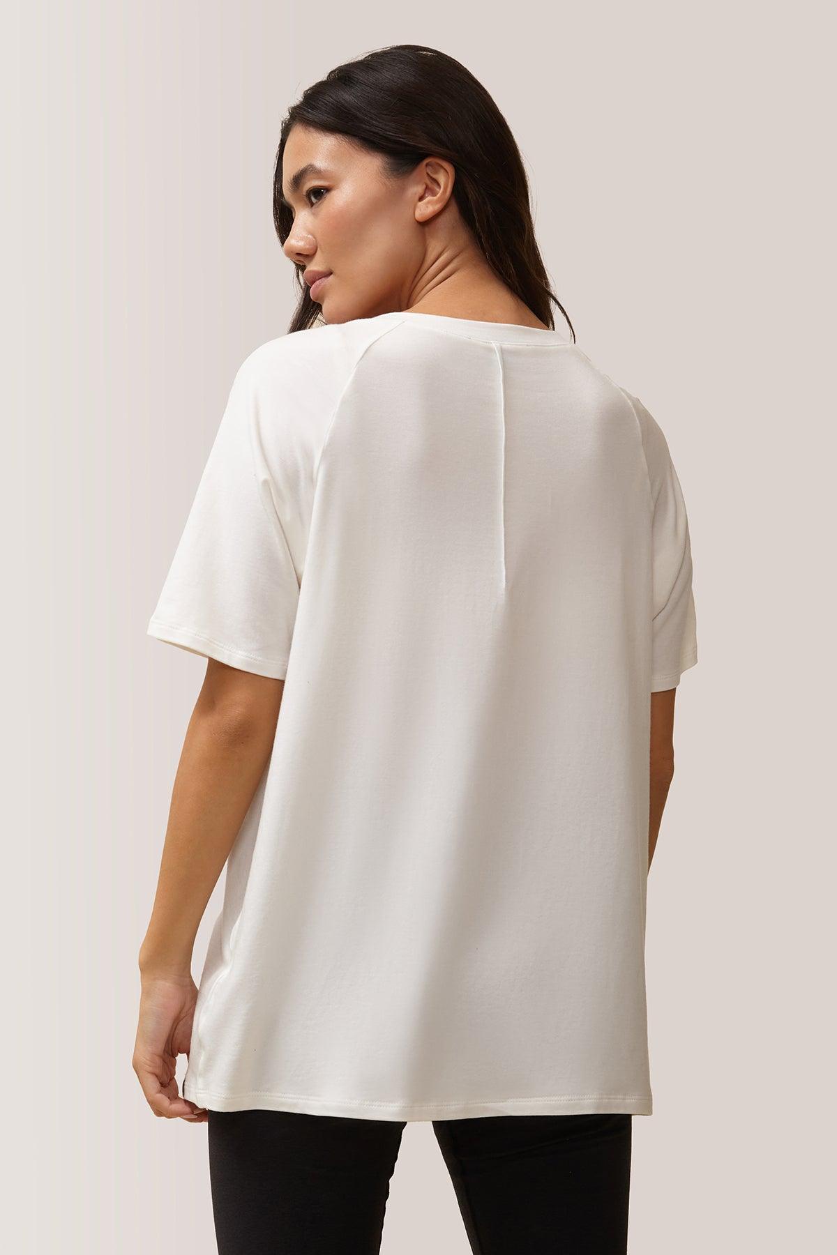 Femme vêtue du t-shirt blissful flow par Rose Boreal. / Women wearing the blissful flow t-shirt by Rose Boreal. - Natural White / Blanc Naturel