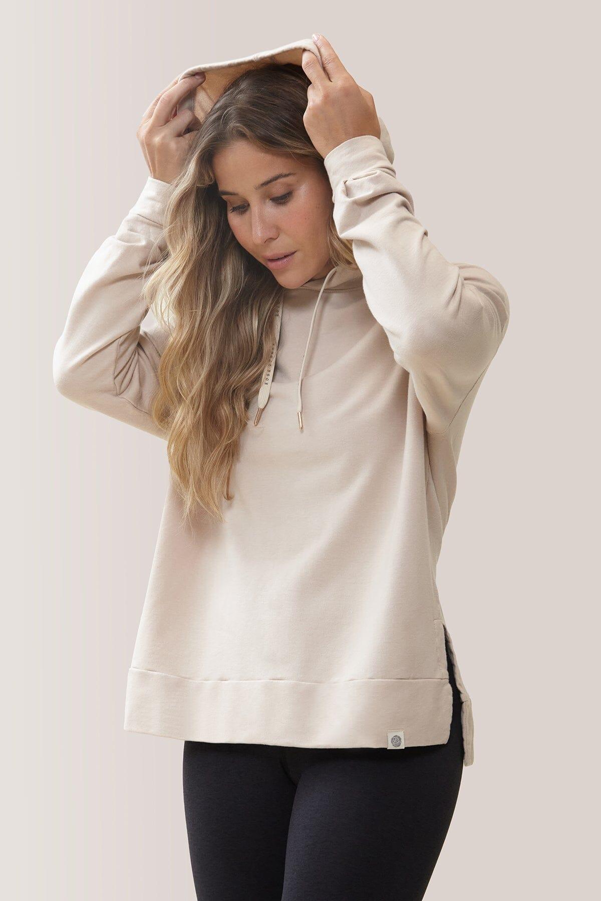Femme qui porte le chandail Chill out de Rose Boreal./ Women wearing the Chill Out Hoodie by Rose Boreal. -Sand Beige
