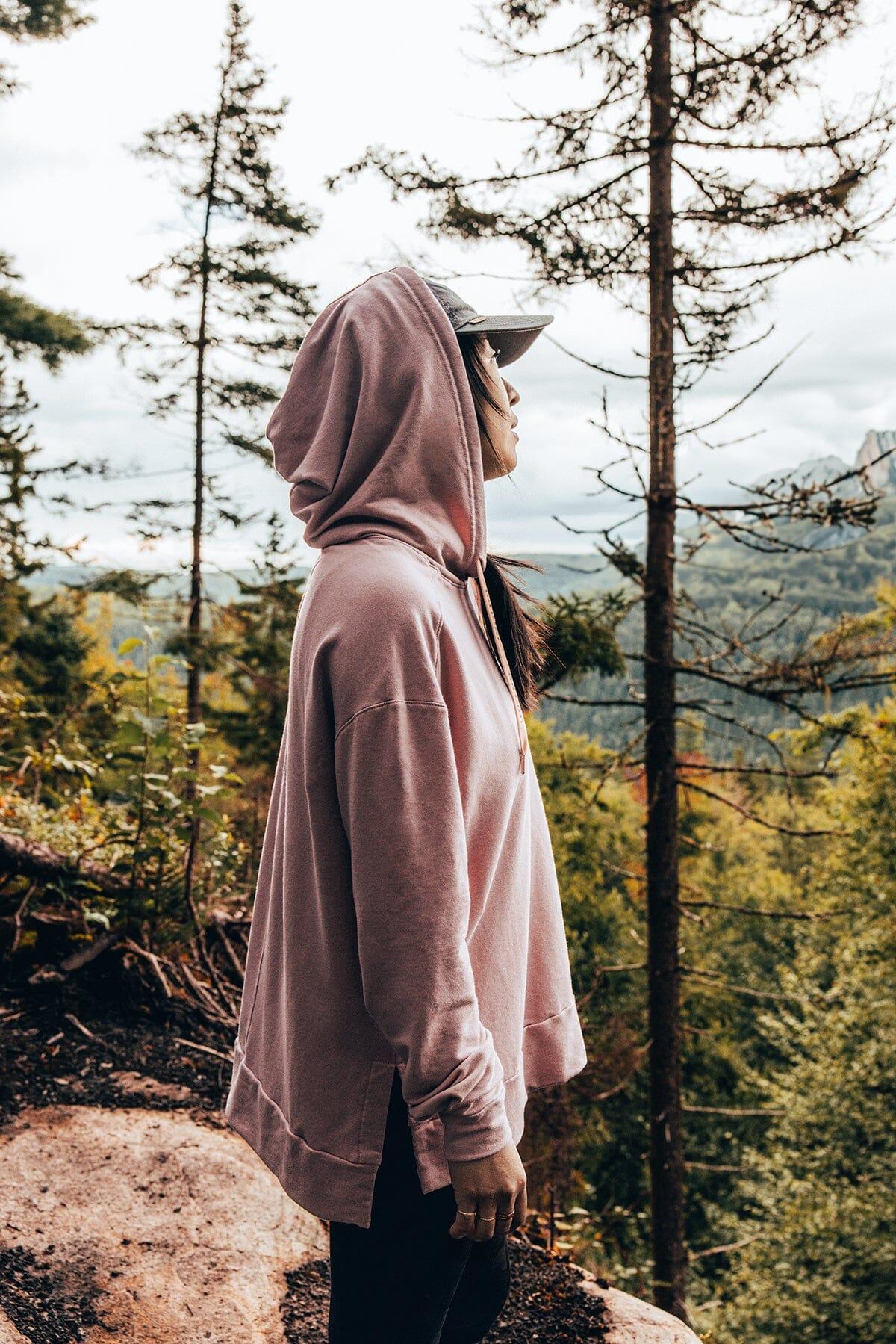Femme qui porte le chandail Chill out de Rose Boreal./ Women wearing the Chill Out Hoodie by Rose Boreal. -Eglantine