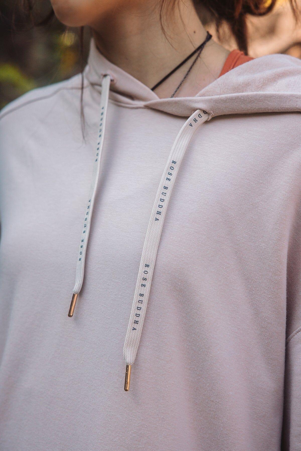 Femme qui porte le chandail Chill out de Rose Boreal./ Women wearing the Chill Out Hoodie by Rose Boreal. -Grisaille