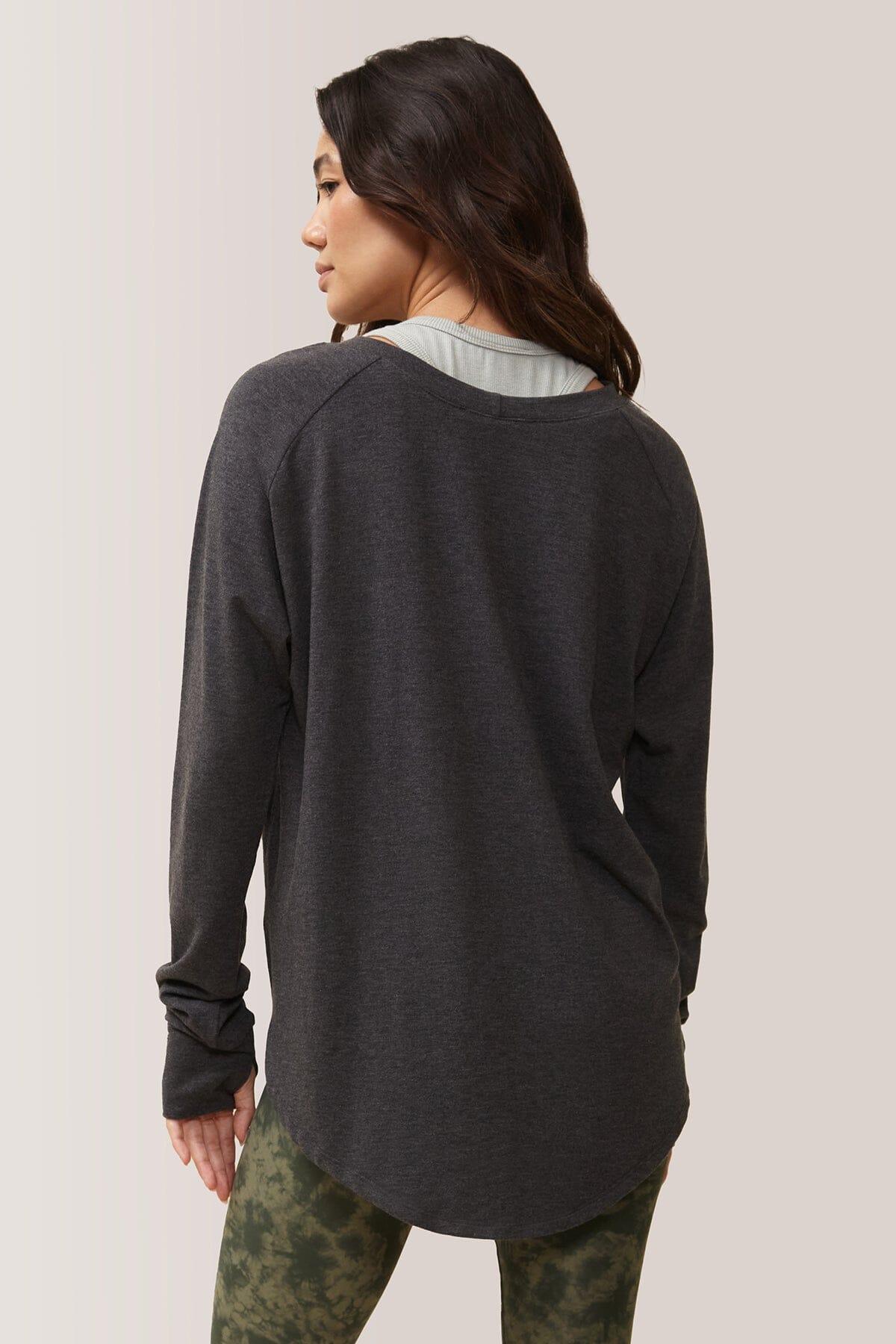 Femme qui porte le chandail à manche longue Cozy de Rose Boreal./ Women wearing the Cozy Long Sleeve Shirt by Rose Boreal. -Meteorite