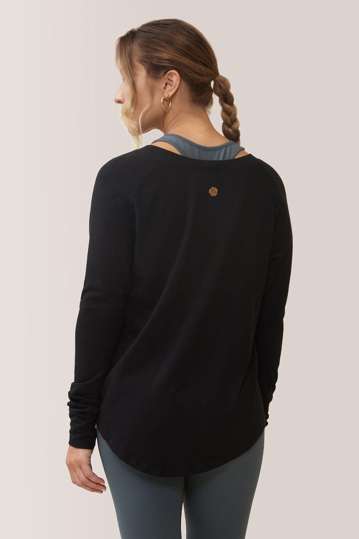 Femme qui porte le chandail à manche longue Cozy de Rose Boreal./ Women wearing the Cozy Long Sleeve Shirt by Rose Boreal. -Total Eclipse