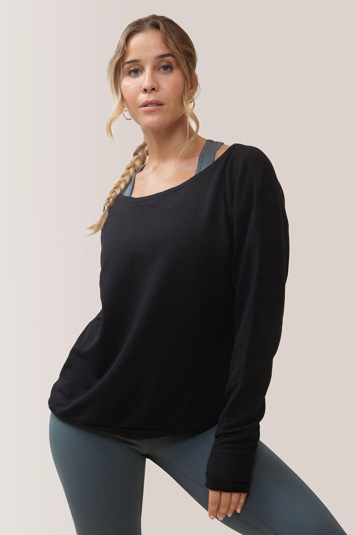 Femme qui porte le chandail à manche longue Cozy de Rose Boreal./ Women wearing the Cozy Long Sleeve Shirt by Rose Boreal. -Total Eclipse