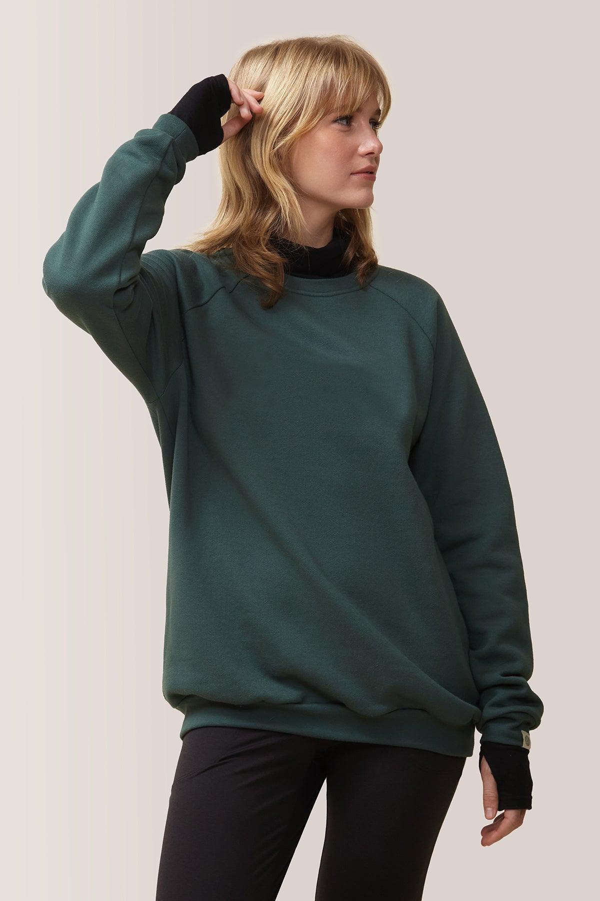 Femme qui porte le chandail Esential Boyfriend de Rose Boreal./ Women wearing the Essential Boyfriend Sweatshirt by Rose Boreal. -Cypress