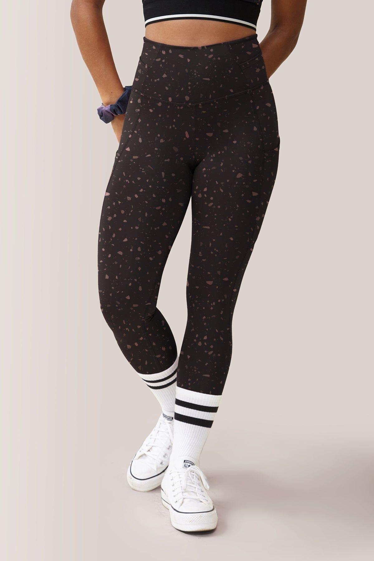 Femme portant les leggings avec pochettes Everyday de Rose Boreal./ Women wearing the Everyday Legging with pockets by Rose Boreal. -Terrazzo