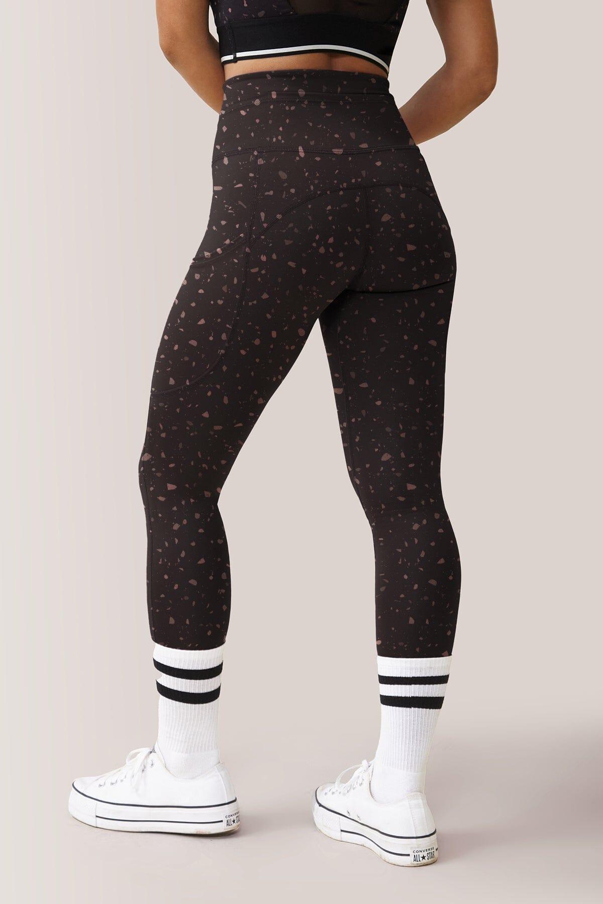 Femme portant les leggings avec pochettes Everyday de Rose Boreal./ Women wearing the Everyday Legging with pockets by Rose Boreal. -Terrazzo