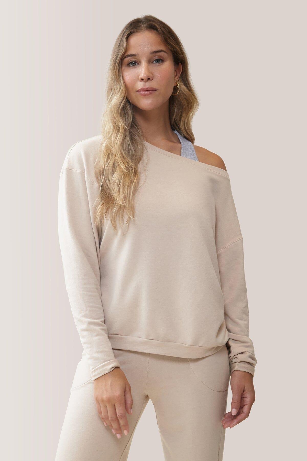 Femme qui porte le chandail Flashdance de Rose Boreal./ Women wearing the Flashdance pullover from Rose Boreal. - Sand Beige / Beige Sable
