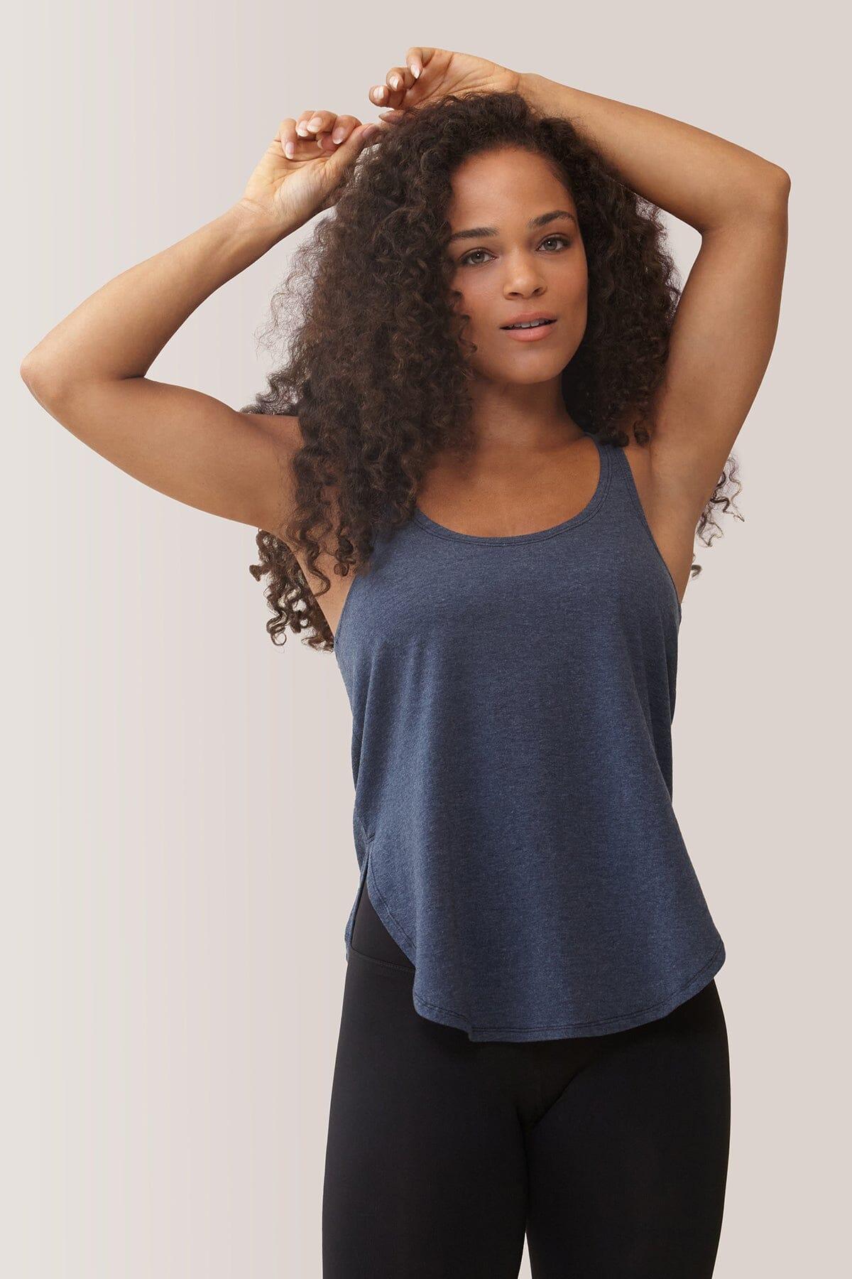 Femme qui porte la camisole Hello Gorgeous! de Rose Boreal./ Women wearing the Hello Gorgeous! Tank Top from Rose Boreal. -Midnight