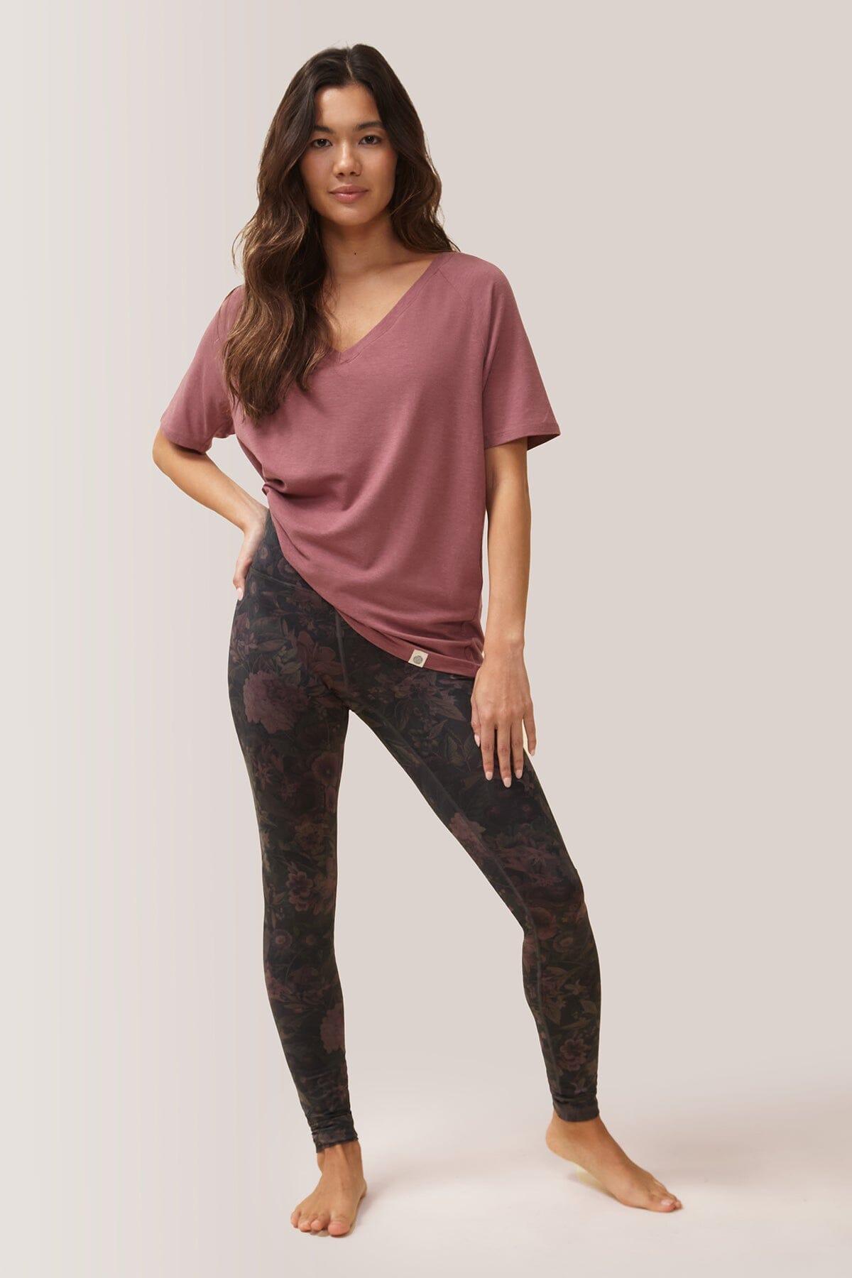 Femme qui porte les leggings Oh So Soft Microfleece de Rose Boreal./ Women wearing the Oh So Soft Mid-Compression Microfleece Legging by Rose Boreal. -Fall Poppies / Pavots Automne