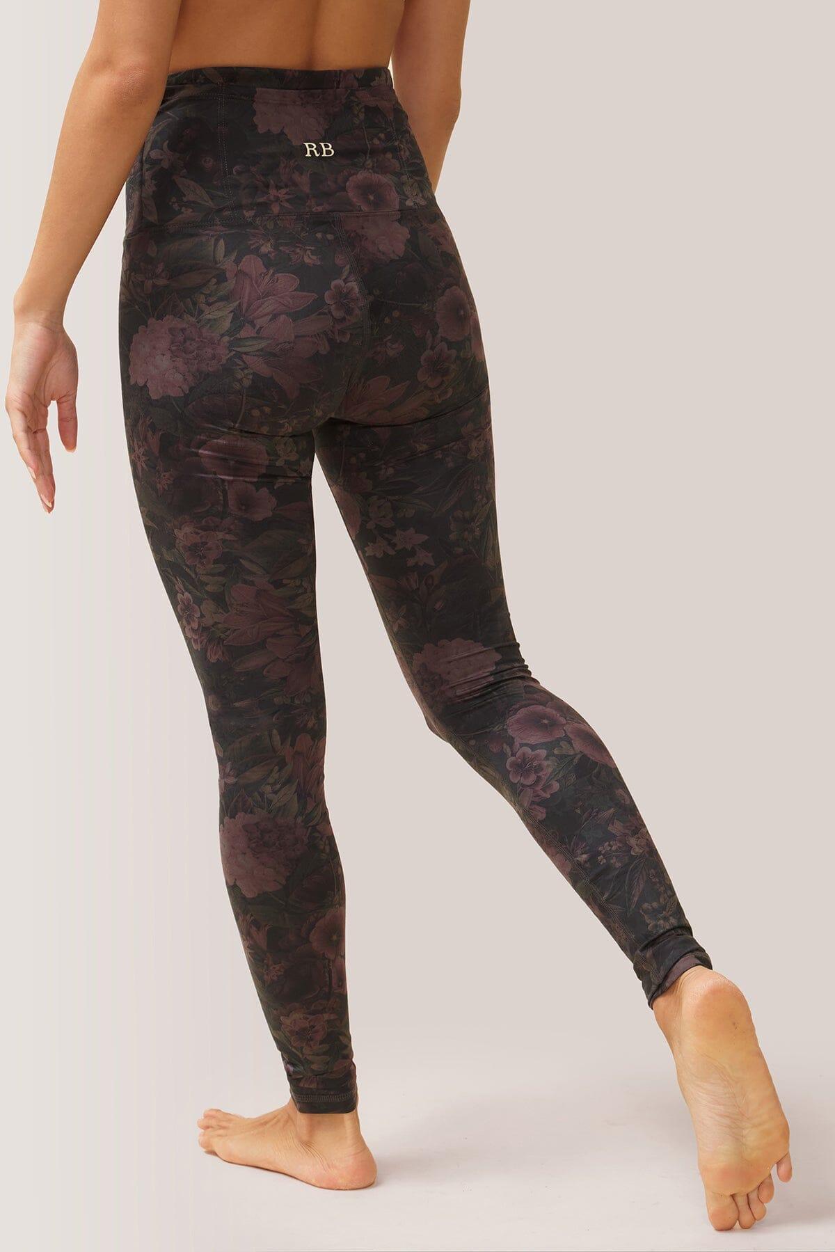 Femme qui porte les leggings Oh So Soft Microfleece de Rose Boreal./ Women wearing the Oh So Soft Mid-Compression Microfleece Legging by Rose Boreal. -Fall Poppies / Pavots Automne