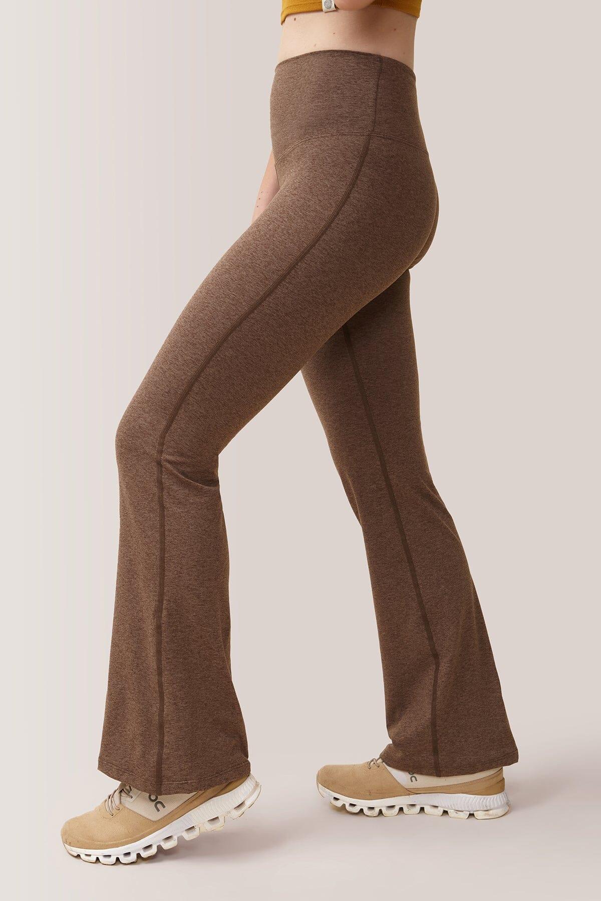 Femme qui porte les leggings TGIF de Rose Boreal./ Women wearing the TGIF Wide Leg Legging from Rose Boreal. -Truffle / Truffe