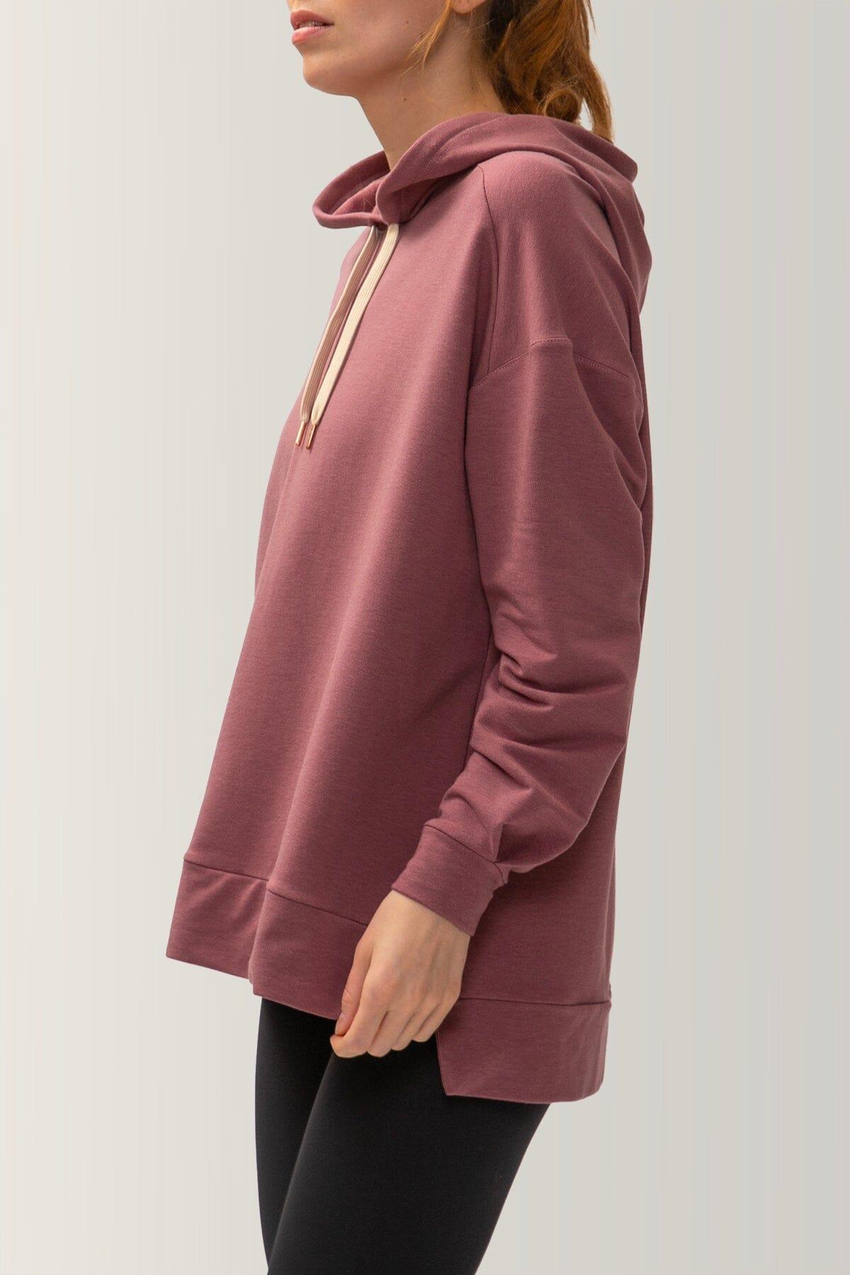 Femme qui porte le chandail Chill out de Rose Boreal./ Women wearing the Chill Out Hoodie by Rose Boreal. -Goddess