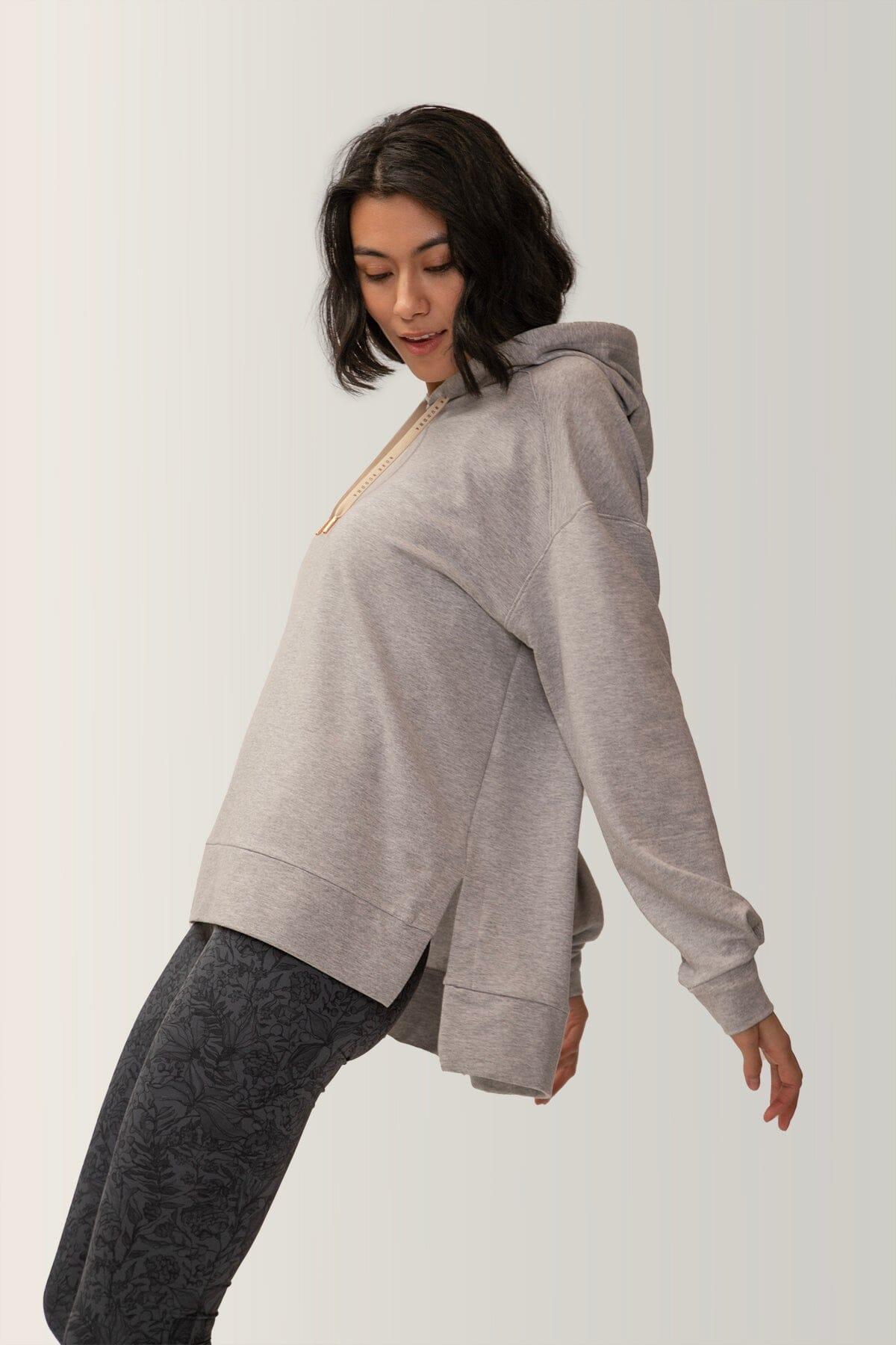 Femme qui porte le chandail Chill out de Rose Boreal./ Women wearing the Chill Out Hoodie by Rose Boreal. -Moon