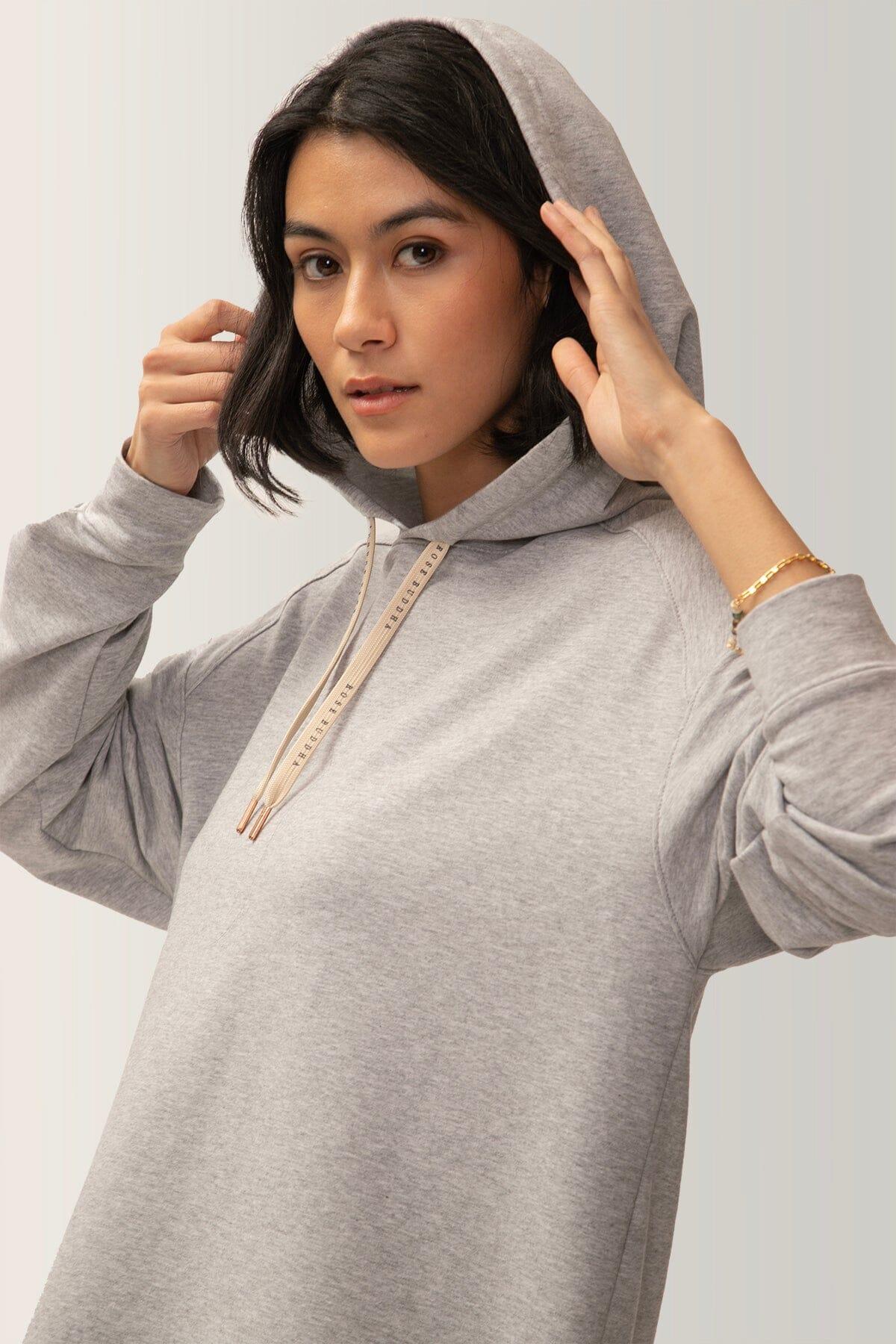 Femme qui porte le chandail Chill out de Rose Boreal./ Women wearing the Chill Out Hoodie by Rose Boreal. -Moon