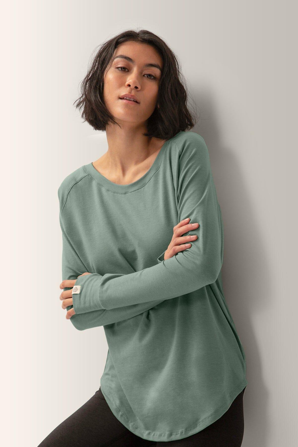Femme qui porte le chandail à manche longue Cozy de Rose Boreal./ Women wearing the Cozy Long Sleeve Shirt by Rose Boreal. -Jade