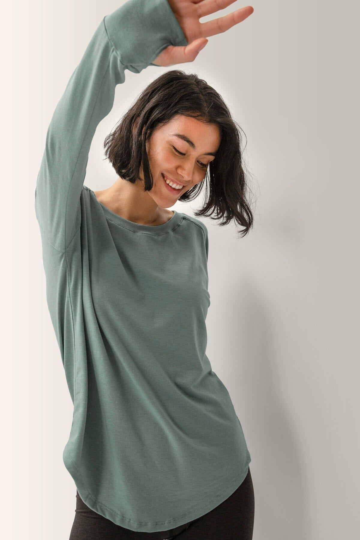 Femme qui porte le chandail à manche longue Cozy de Rose Boreal./ Women wearing the Cozy Long Sleeve Shirt by Rose Boreal. -Jade