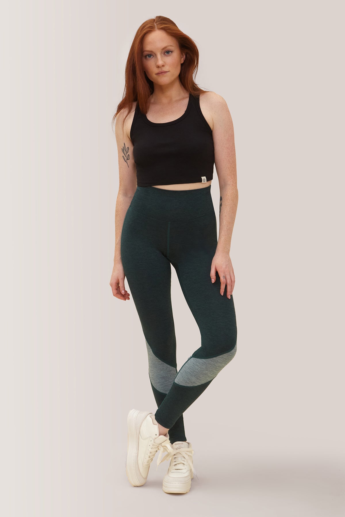 Femme qui porte les leggings Buttery Soft BFF High-Rise Keep Moving de Rose Boreal./ Women wearing the buttery soft BFF high-rise Keep Moving leggings from Rose Boreal. -Fern / Fougère