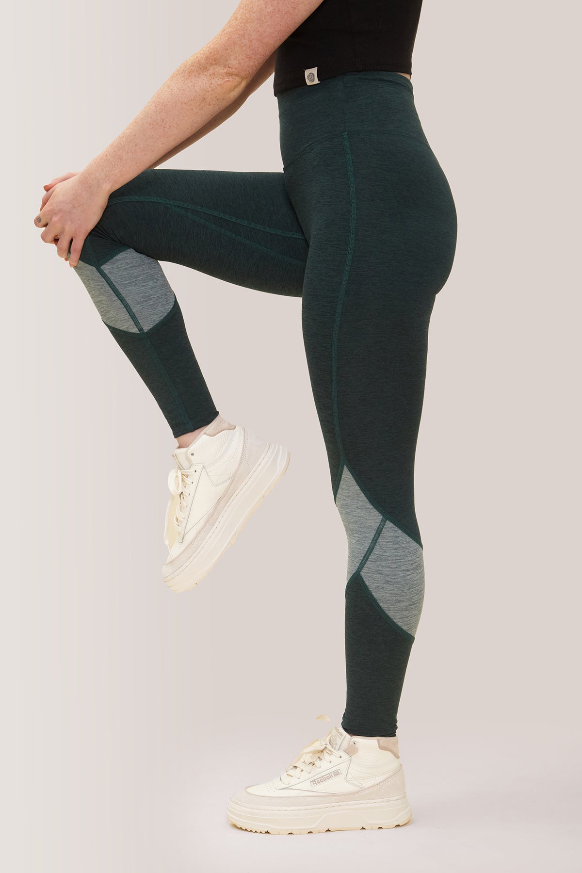 Femme qui porte les leggings Buttery Soft BFF High-Rise Keep Moving de Rose Boreal./ Women wearing the buttery soft BFF high-rise Keep Moving leggings from Rose Boreal. -Fern