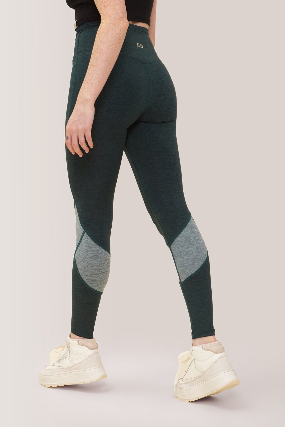 Femme qui porte les leggings Buttery Soft BFF High-Rise Keep Moving de Rose Boreal./ Women wearing the buttery soft BFF high-rise Keep Moving leggings from Rose Boreal. -Fern