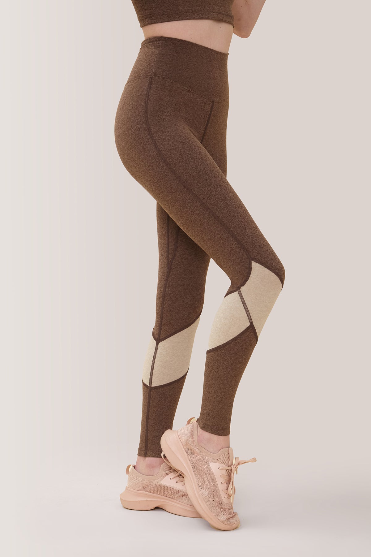 Femme qui porte les leggings Buttery Soft BFF High-Rise Keep Moving de Rose Boreal./ Women wearing the buttery soft BFF high-rise Keep Moving leggings from Rose Boreal. -Truffle