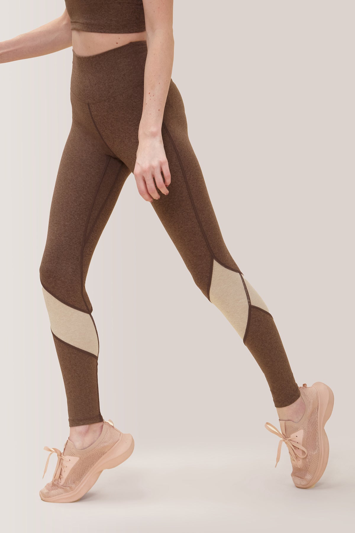 Femme qui porte les leggings Buttery Soft BFF High-Rise Keep Moving de Rose Boreal./ Women wearing the buttery soft BFF high-rise Keep Moving leggings from Rose Boreal. -Truffle