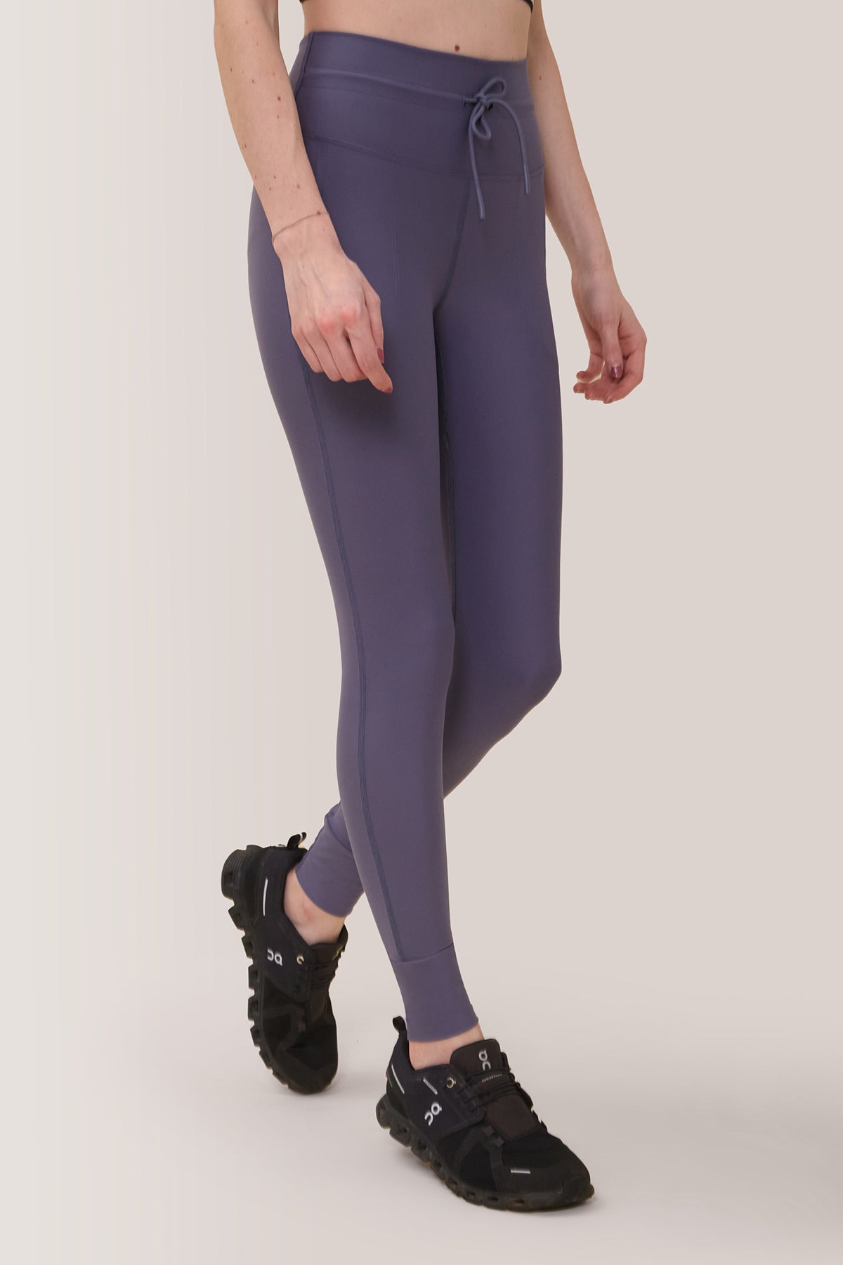 Femme qui porte le legging avec pochettes Stay Flex de Rose Boreal./ Women wearing the Stay Flex Legging with Pockets from Rose Boreal. - Grisaille