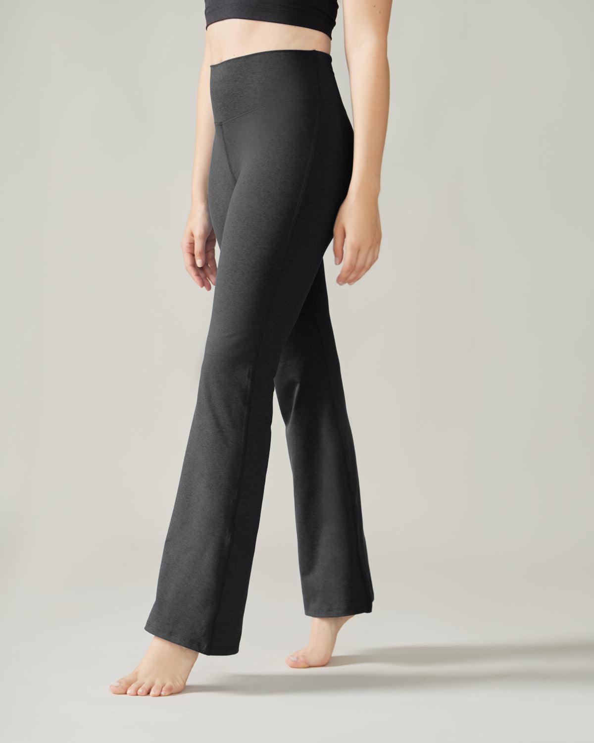 Women wearing the TGIF Wide Leg Yoga Pants by Rose Boreal - Total Eclipse / Femme qui porte le Pantalon de Yoga Vivement Vendredi de Rose Boreal - Éclipse Totale