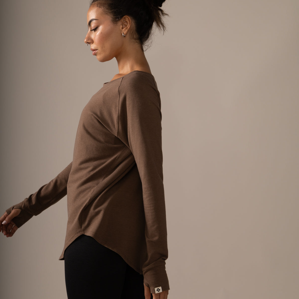 Women wearing the Cozy Long Sleeves by Rose Boreal - Hazelnut / Femme qui porte le Chandail Confo de Rose Boreal - Noisette.