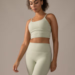 Women wearing the North Star Rib Soft Compression Legging by Rose Boreal - Mint / Femme qui porte le legging côtelé étoile du nord de Rose Boreal - Menthe