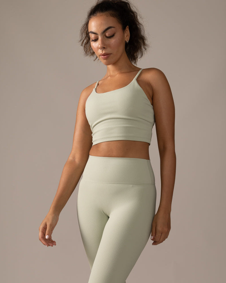 Women wearing the North Star Rib Soft Compression Legging by Rose Boreal - Mint / Femme qui porte le legging côtelé étoile du nord de Rose Boreal - Menthe