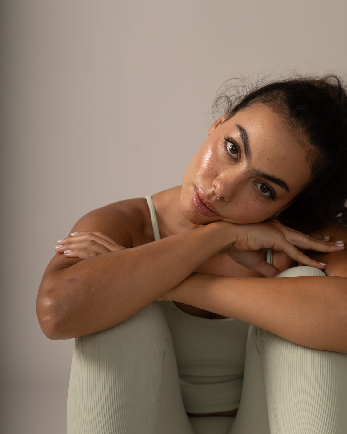 Women wearing the North Star Rib Soft Compression Legging by Rose Boreal - Mint / Femme qui porte le legging côtelé étoile du nord de Rose Boreal - Menthe