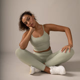Women wearing the North Star Rib Soft Compression Legging by Rose Boreal - Mint / Femme qui porte le legging côtelé étoile du nord de Rose Boreal - Menthe