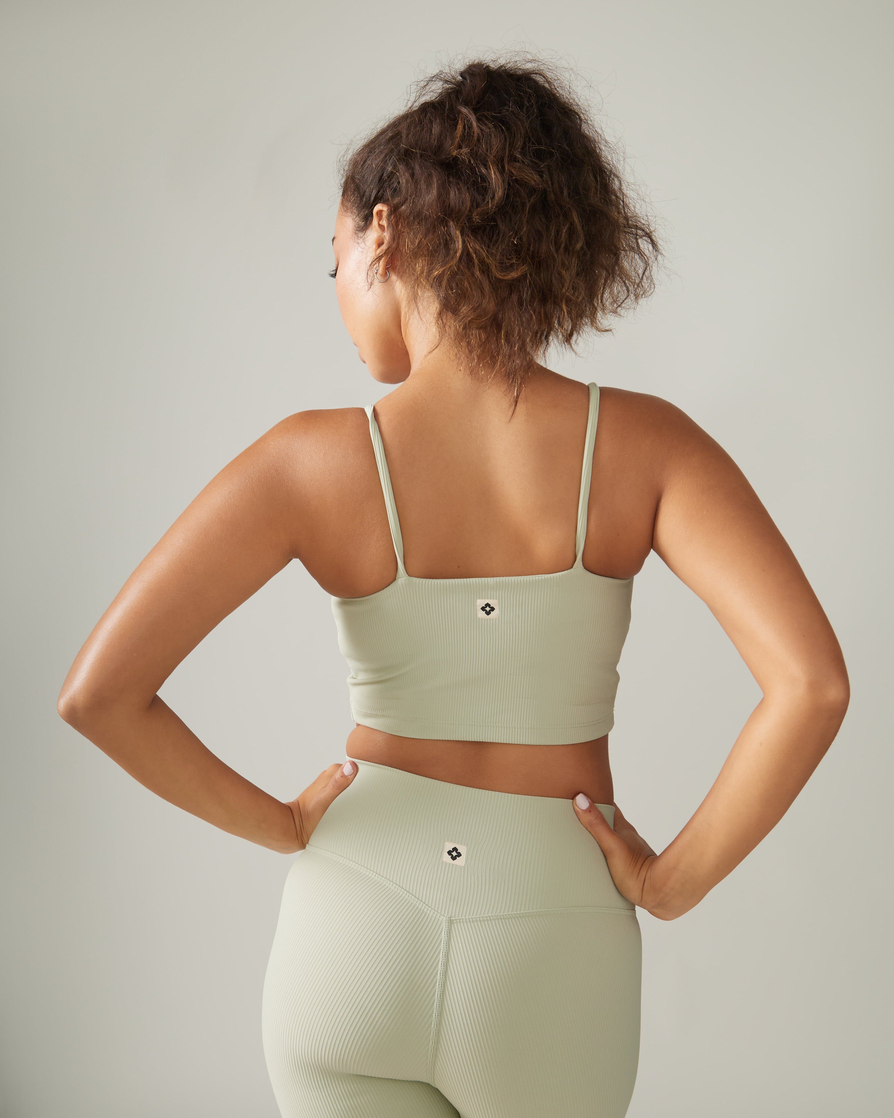 Women wearing the North Star Rib Soft Compression Sports Bra by Rose Boreal - Mint Over / Femme qui porte le soutien-gorge côtelé étoile du nord de Rose Boreal - Menthe Over