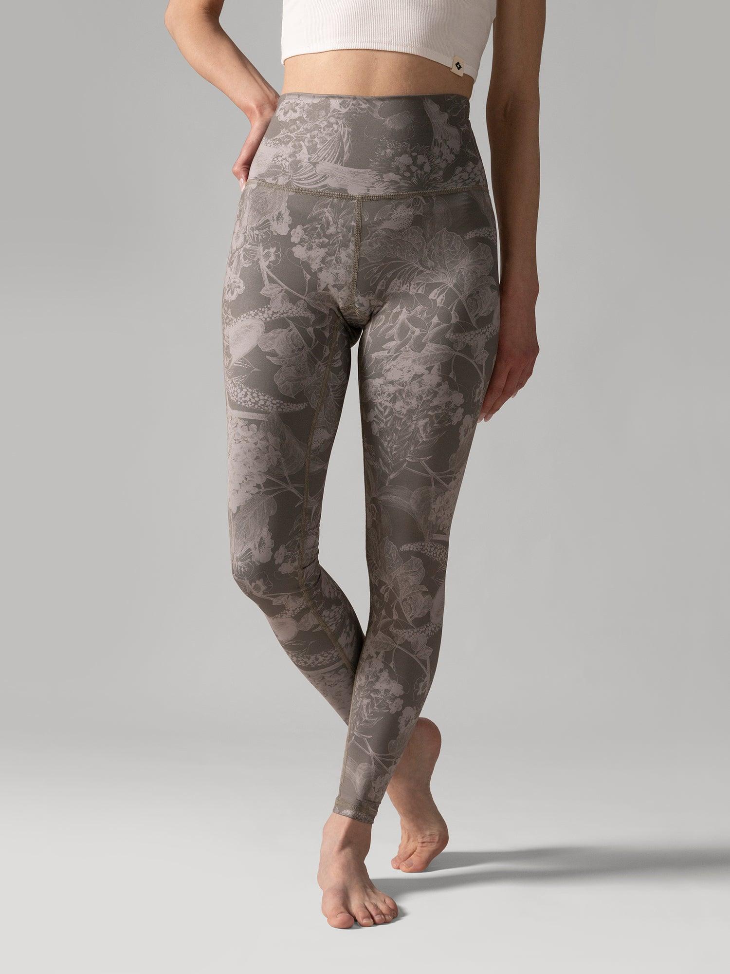Women wearing the Reversible Ultralight High-Rise Legging - Wild Orchid by Rose Boreal - Wild Orchid / Femme qui porte le Legging Réversible Taille Haute Ultraléger - Wild Orchid 