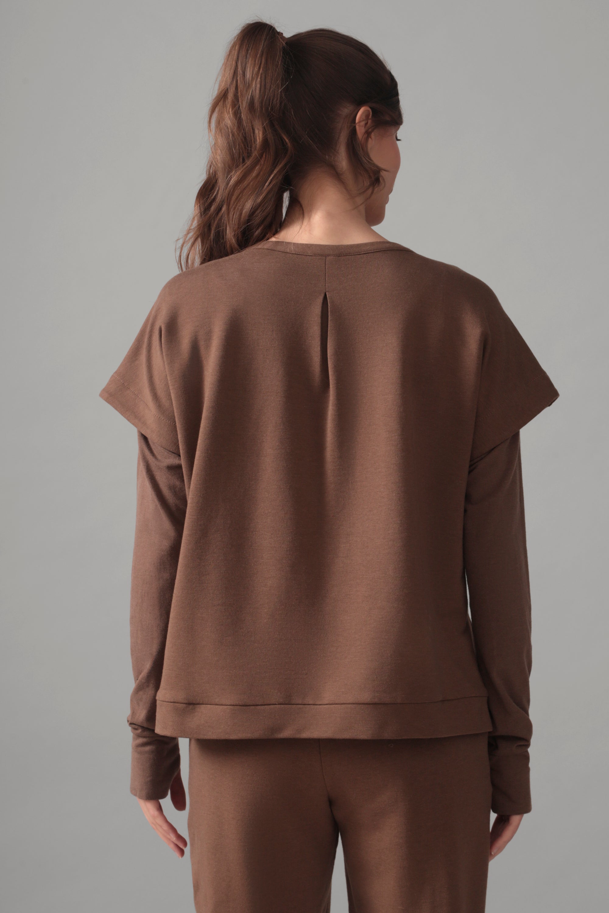 Women wearing the Time Out Sleeveless Sweat - Hazelnut in Hazelnut / Femme qui porte le Chandail sans manches Time Out - Noisette en Noisette