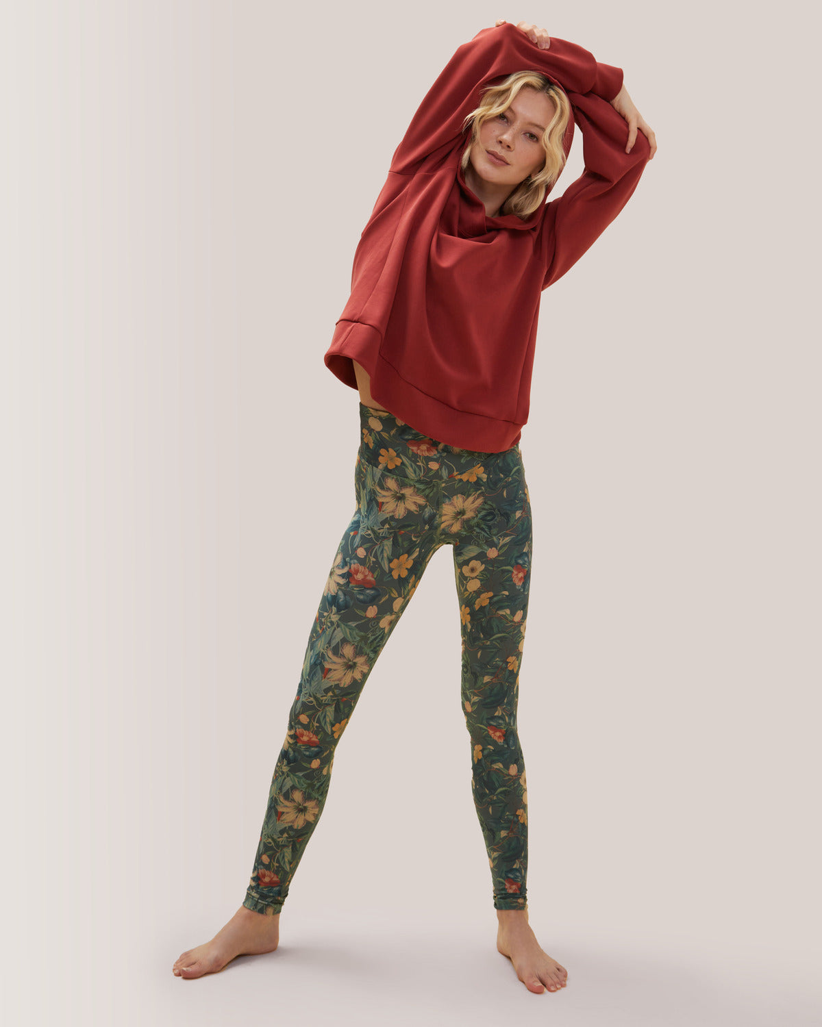 Femme qui porte les leggings Buttery Soft BFF High-Rise de Rose Boreal./ Women wearing the buttery soft BFF high-rise leggings from Rose Boreal - Summer Vintage / Été Rétro