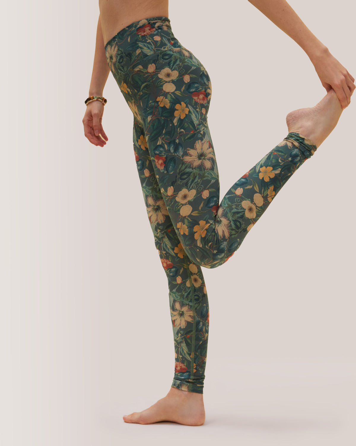 Femme qui porte les leggings Buttery Soft BFF High-Rise de Rose Boreal./ Women wearing the buttery soft BFF high-rise leggings from Rose Boreal - Summer Vintage / Été Rétro