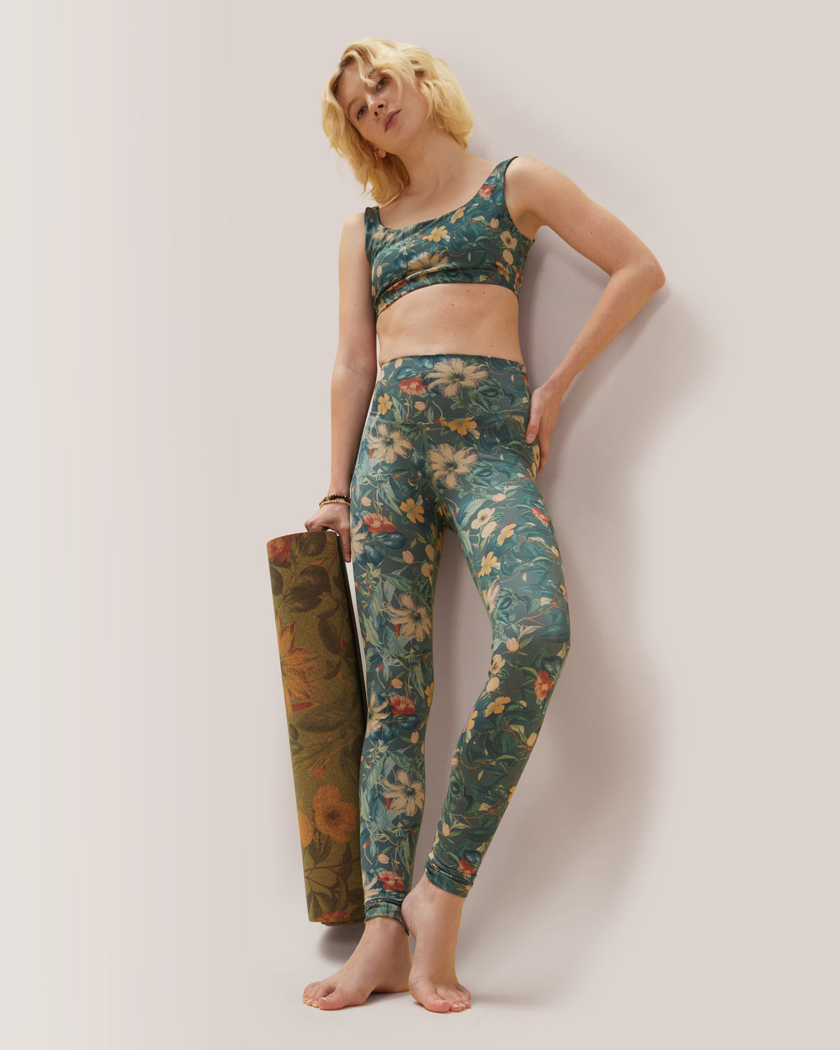 Femme qui porte les leggings Buttery Soft BFF High-Rise de Rose Boreal./ Women wearing the buttery soft BFF high-rise leggings from Rose Boreal - Summer Vintage Over / Été Rétro Over
