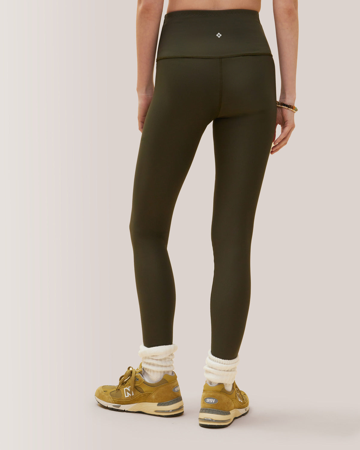 Femme qui porte les leggings ultra taille haute Divine de Rose Boreal./ Women wearing the Divine Ultrahigh-Rise legging from Rose Boreal. -Forest