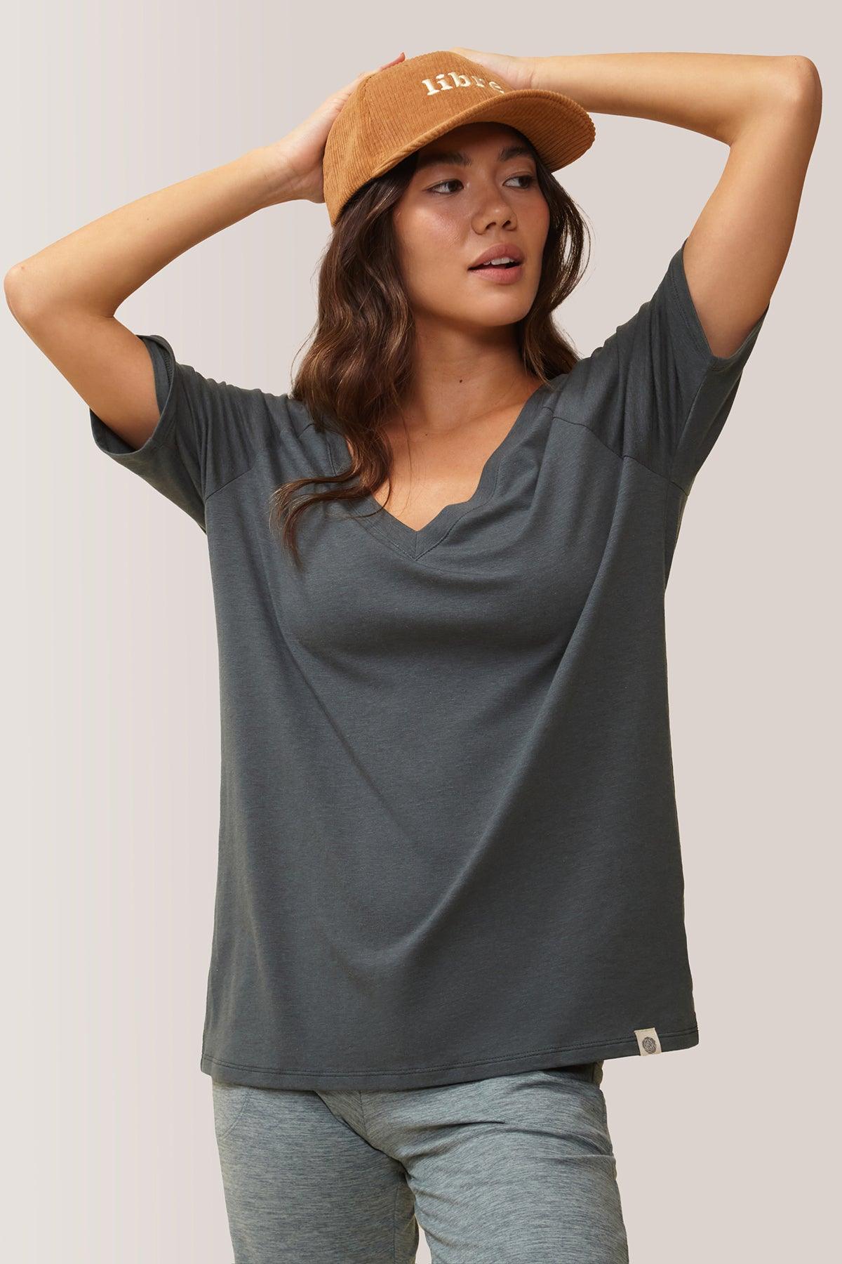 Femme vêtue du t-shirt blissful flow par Rose Boreal. / Women wearing the blissful flow t-shirt by Rose Boreal. - Cypress