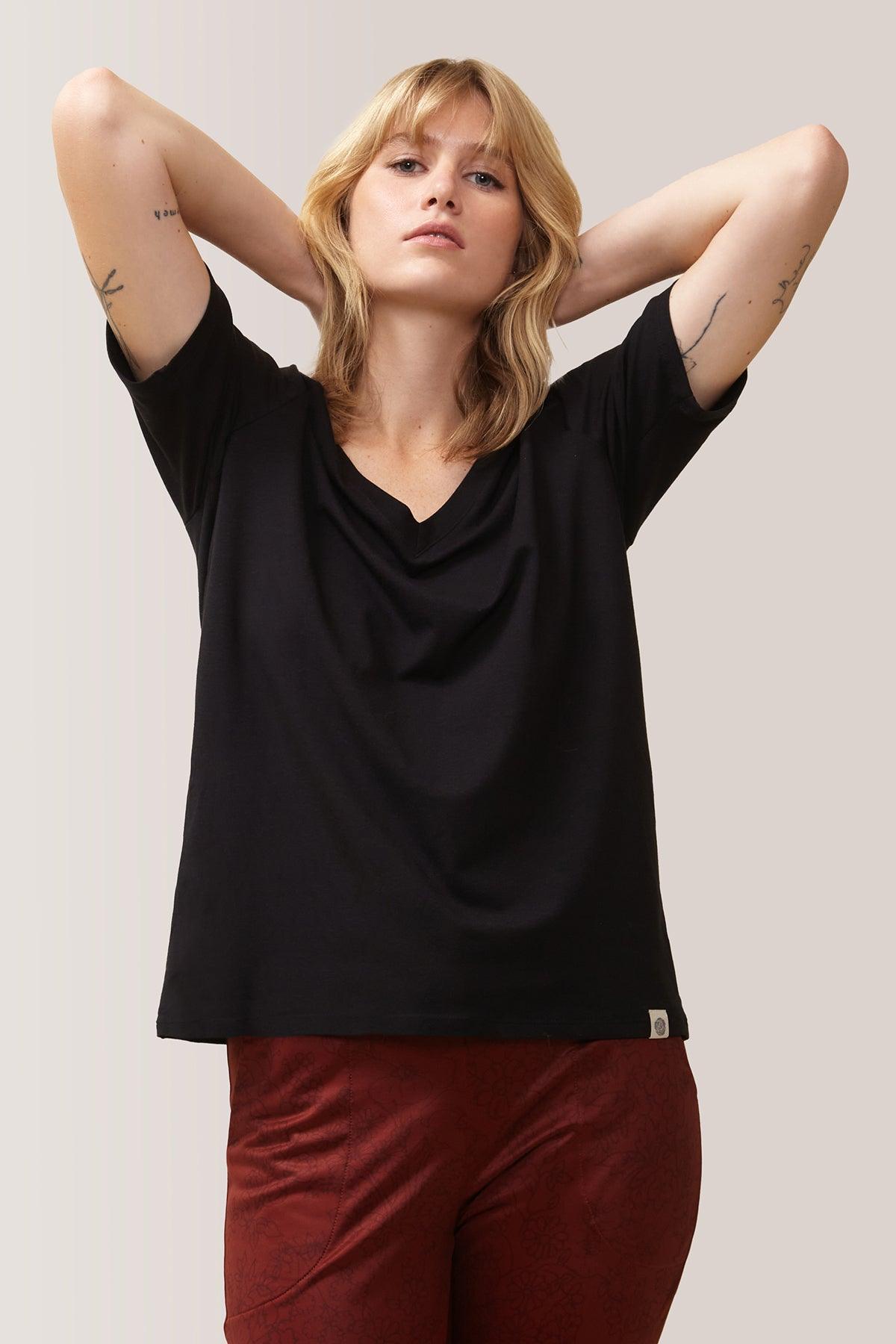 Femme vêtue du t-shirt blissful flow par Rose Boreal. / Women wearing the blissful flow t-shirt by Rose Boreal. - Total Eclipse