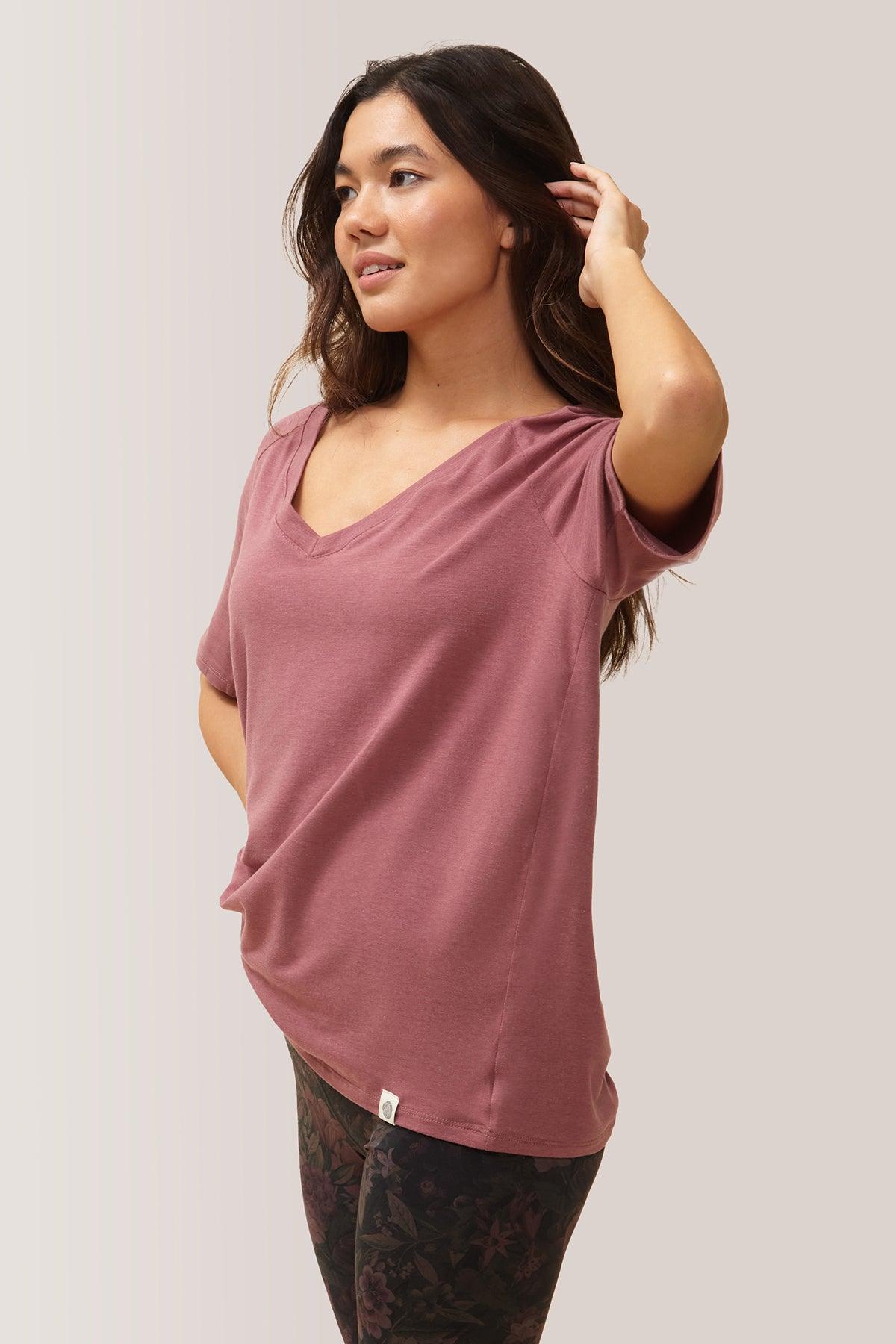 Femme vêtue du t-shirt blissful flow par Rose Boreal. / Women wearing the blissful flow t-shirt by Rose Boreal. - Goddess
