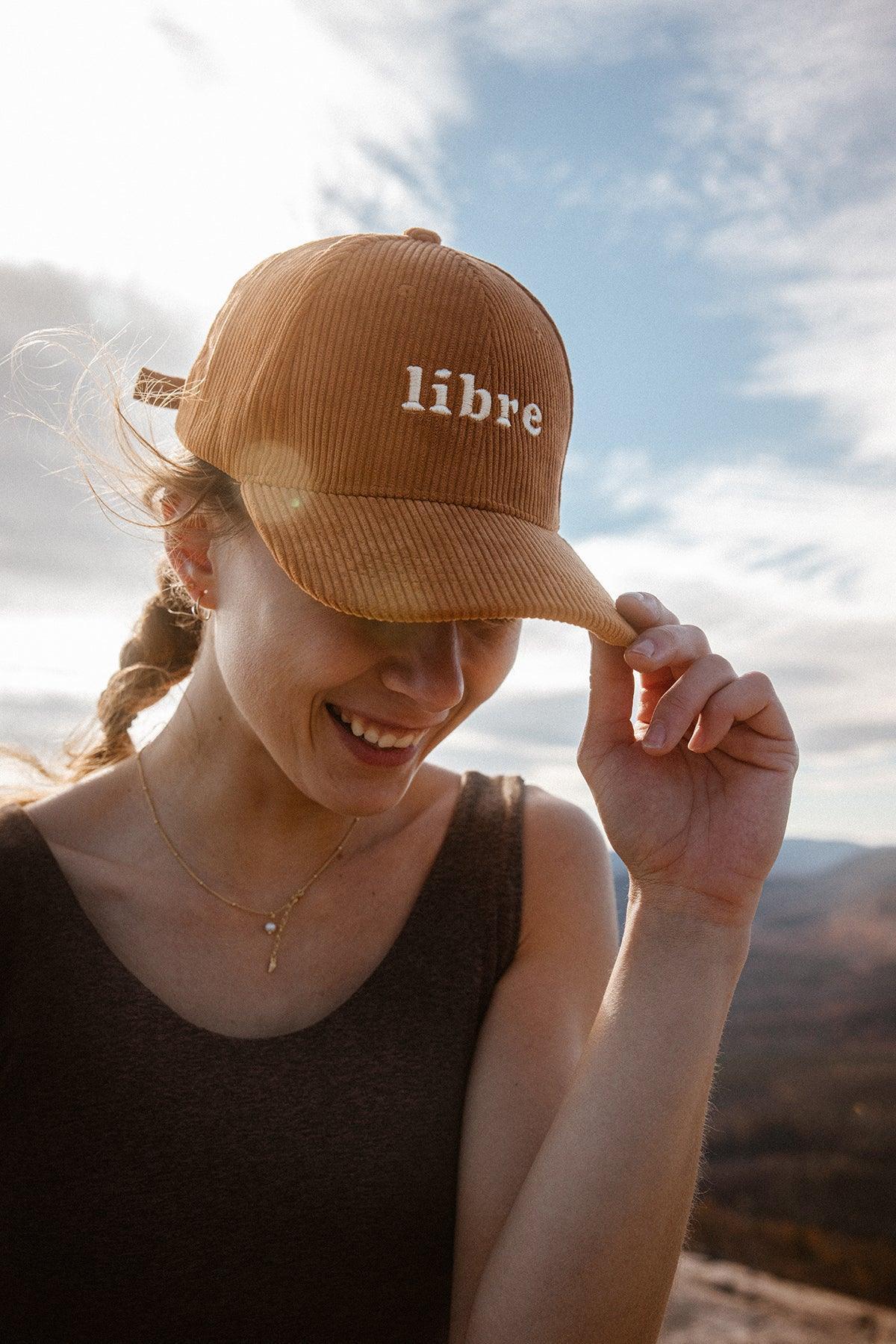 Femme qui porte la casquette Corduroy Libre de Rose Boreal./ Women wearing the Corduroy Libre Ball Cap from Rose Boreal. -Maple