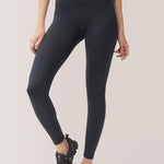 Femme qui porte les leggings ultra taille haute Divine de Rose Boreal./ Women wearing the Divine Ultrahigh-Rise legging from Rose Boreal. -Total Eclipse