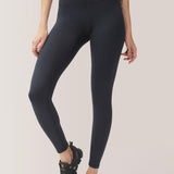 Femme qui porte les leggings ultra taille haute Divine de Rose Boreal./ Women wearing the Divine Ultrahigh-Rise legging from Rose Boreal. -Total Eclipse